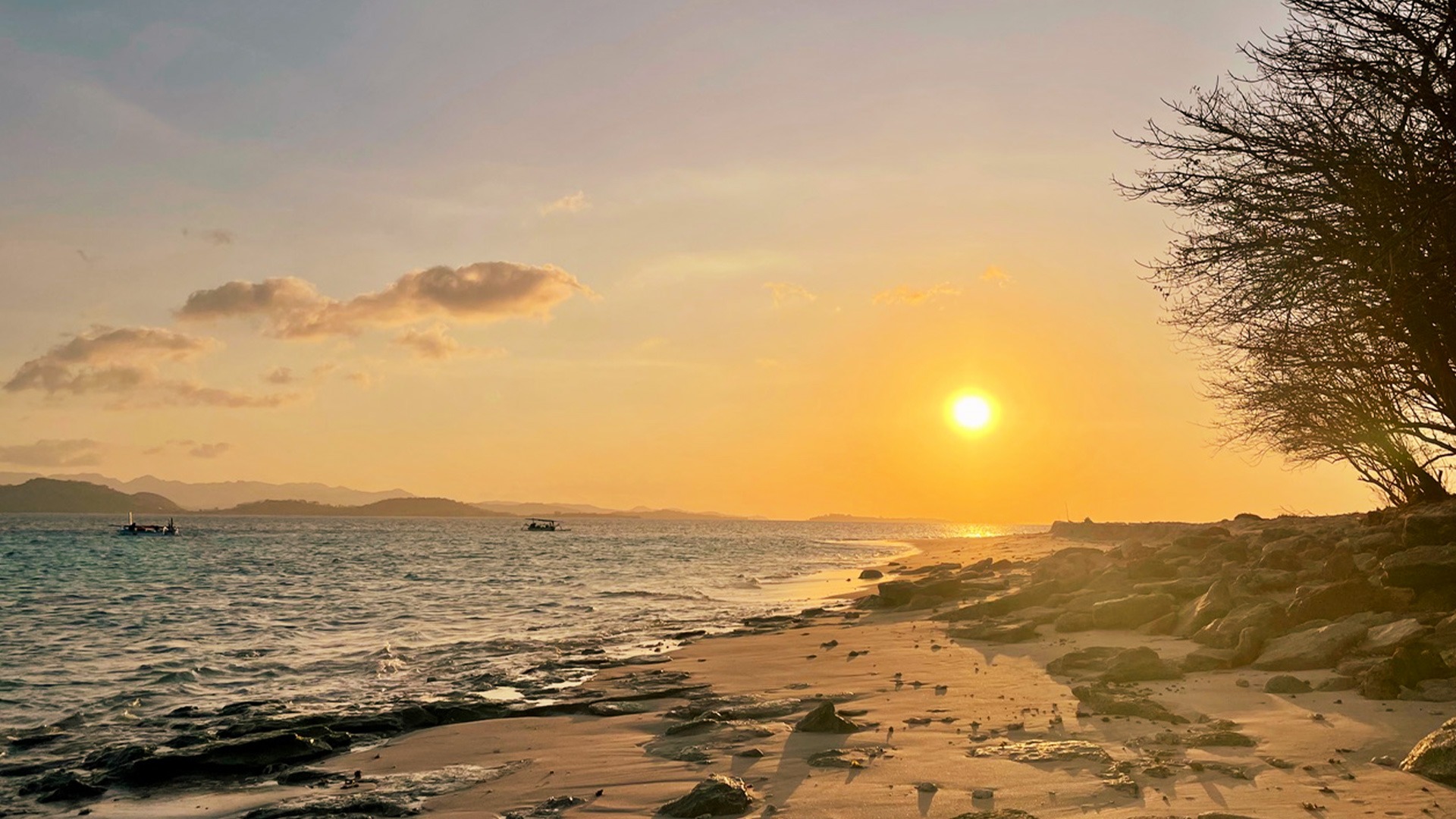 Strand mit Meer und Sonnenuntergang